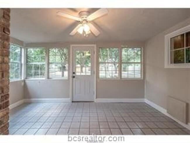 Building Photo - Updated 4 Bed, 2 Bath with Spacious Rooms!