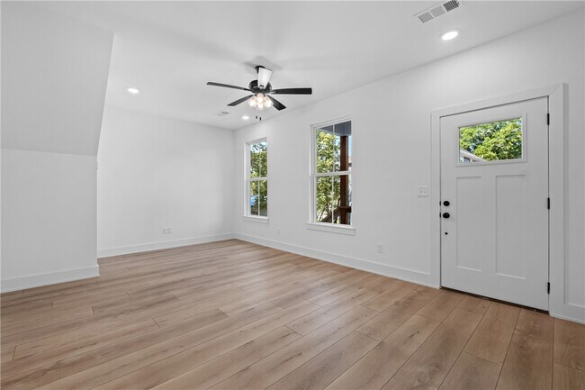 Building Photo - 576 S Willow Ave
