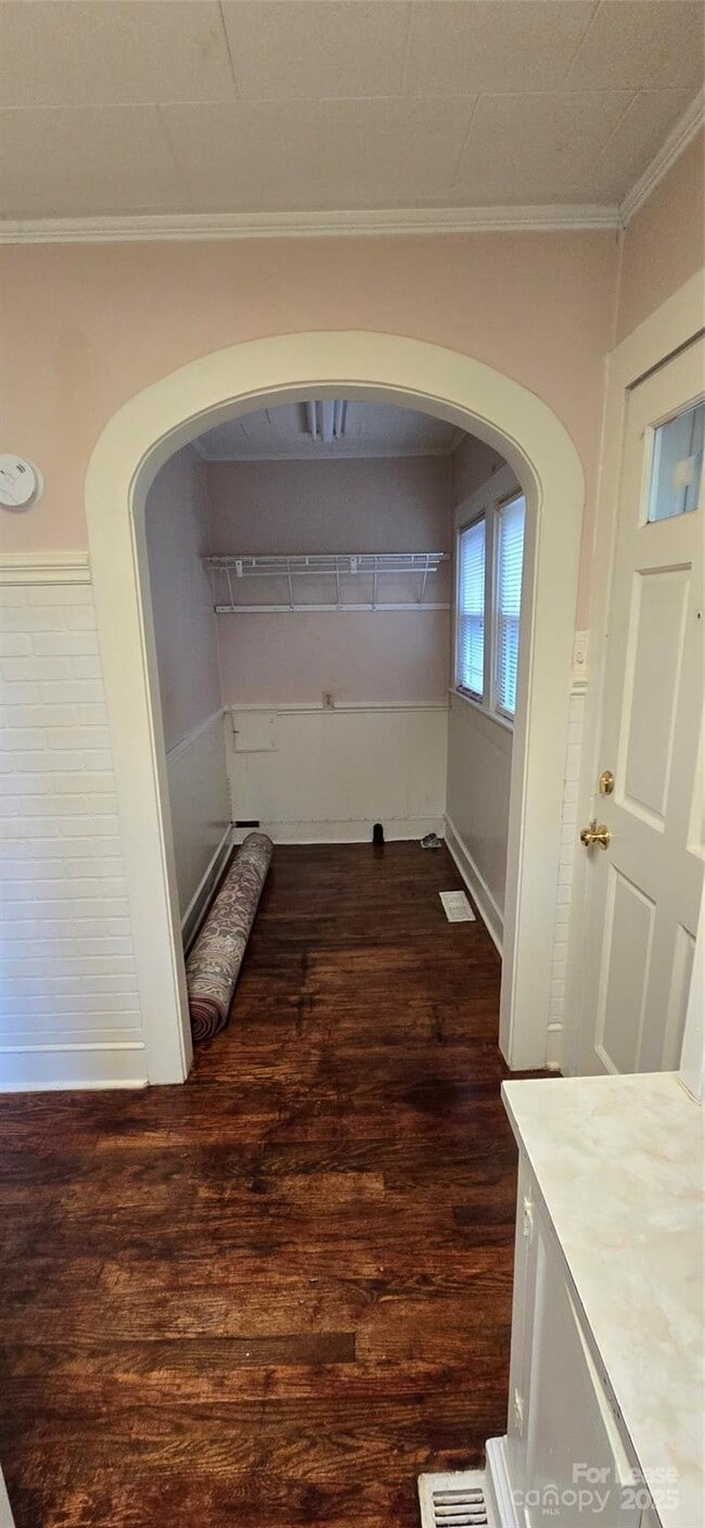 Building Photo - 206 Willow St SW