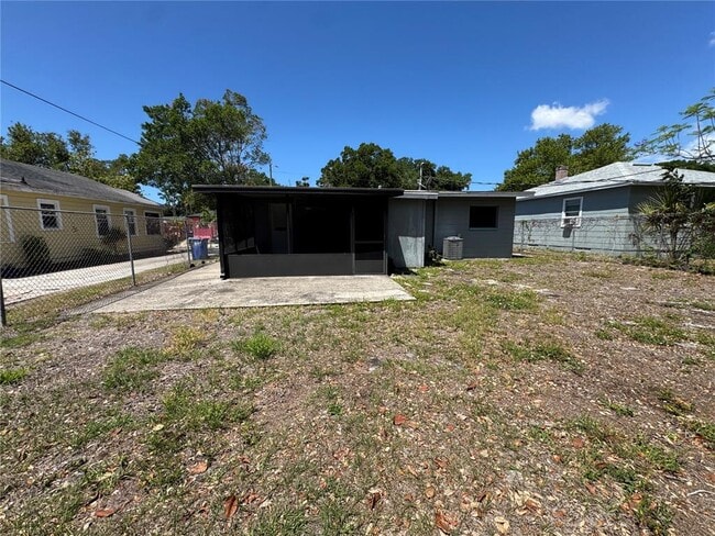 Building Photo - 1930 Walton St S