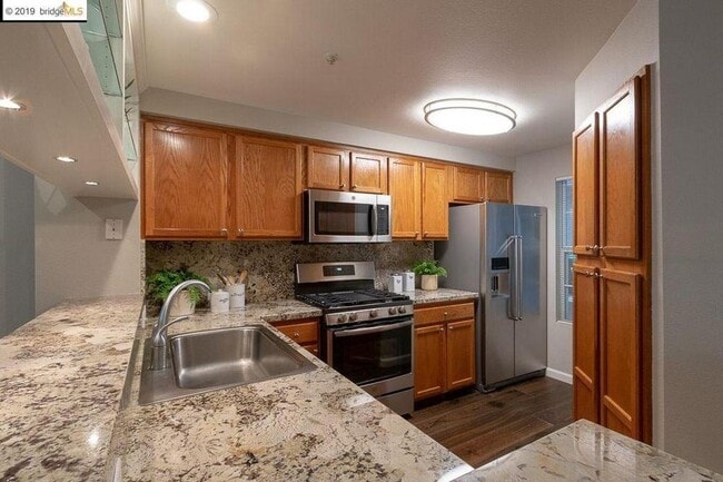 Building Photo - Comfortable 2BR Condo with Patio - Gated Oakland Living