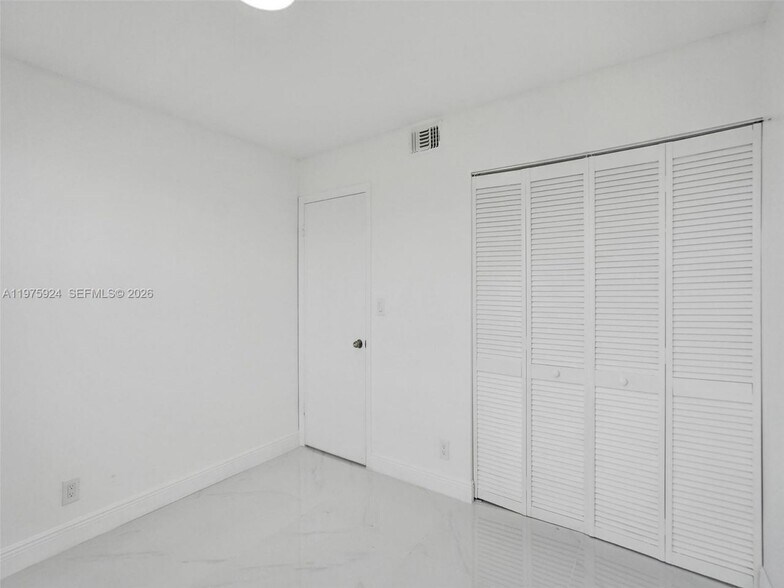 Building Photo - 10051 Winding Lake Rd