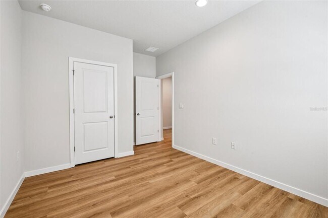 Building Photo - 536 E Beresford Ave