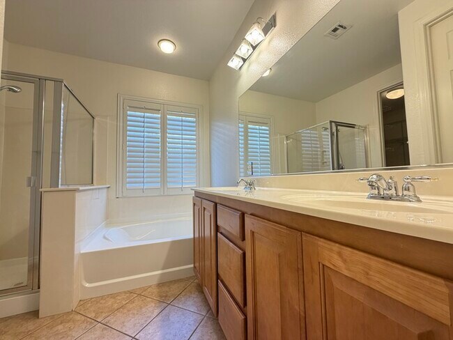 Building Photo - Carry Over Showing: This property has been shown before and will be rented to the first most qual...