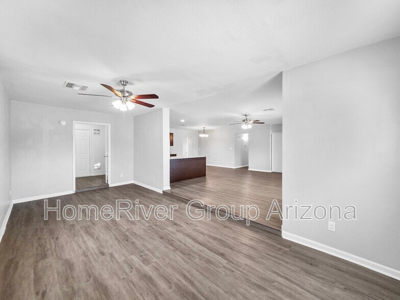 Building Photo - 2241 W Hartford Ave