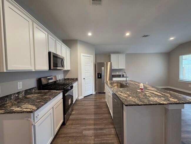 Building Photo - 1131 Hughes Crossing Dr