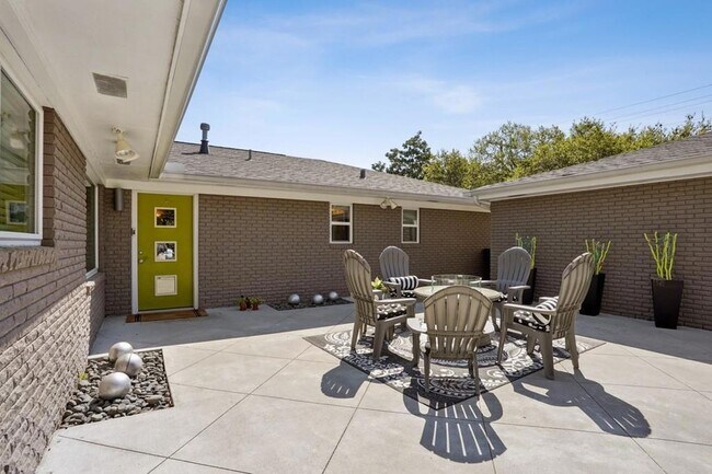 Building Photo - 102 N Dabney Dr