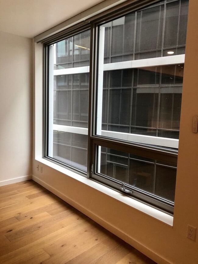 Building Photo - 1 Bedroom Unit at the Nexus Condominiums!