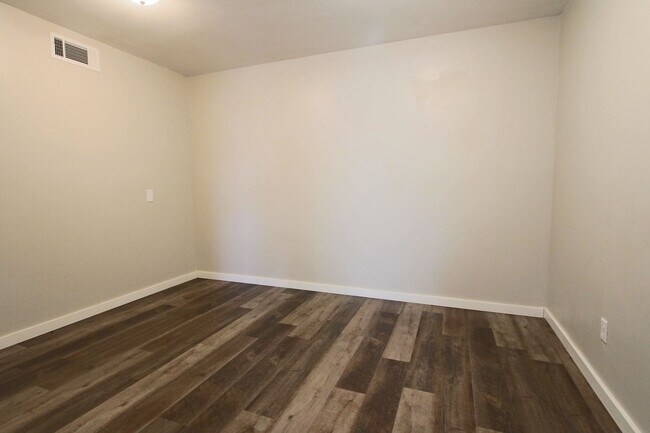 Building Photo - Updated Classic - Mid Century 4/2 2600 sf. All one level.