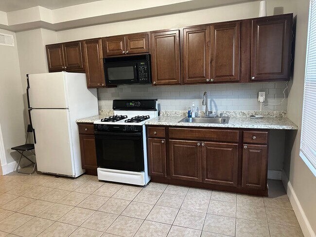 Building Photo - Spacious East Baltimore Home for Rent! Cen...