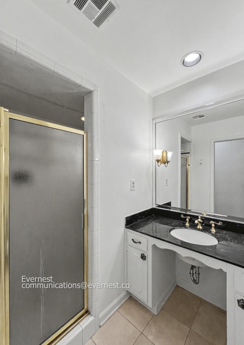 Building Photo - Beautiful 4-Bedroom Home with Modern Amenities / Pet-Friendly / Available Now!