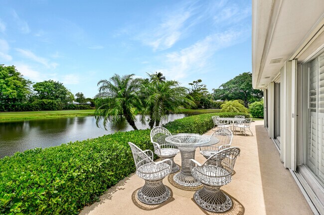 Building Photo - 450 French Royale Cir