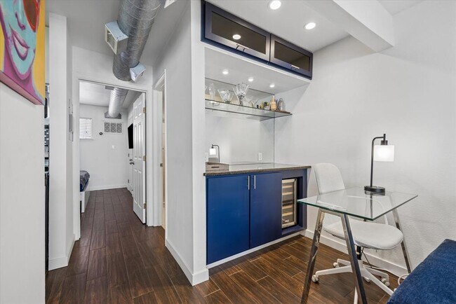 Building Photo - 1510 W 6th St