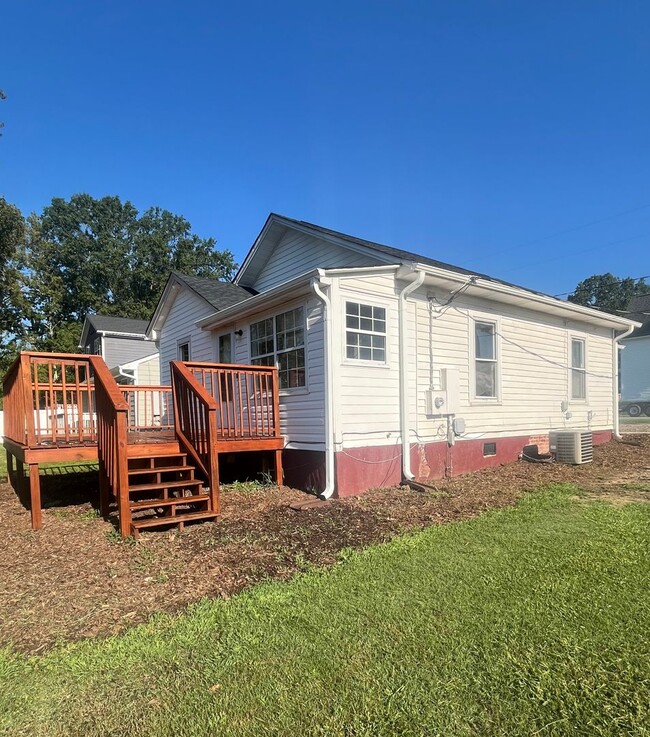 Building Photo - Two bedroom, 1 bath house in Durham