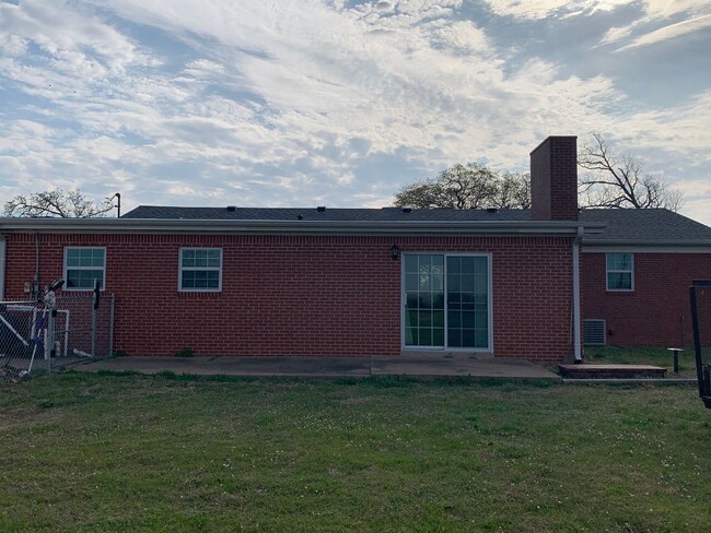 Building Photo - Property on approx 1 acre with lots of upd...