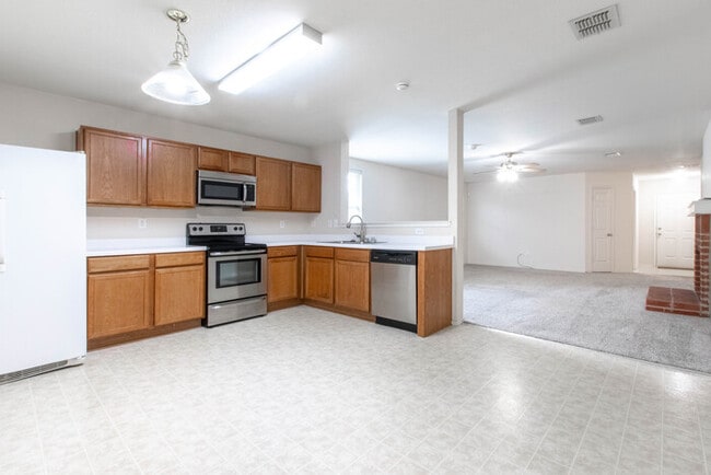 Building Photo - 2405 Spruce Ct