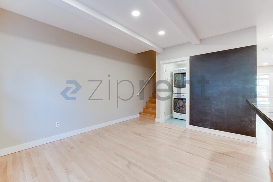 Building Photo - 2225 Eastlake Ave E