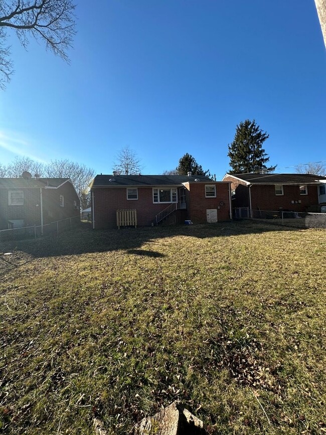 Building Photo - 3 bedroom house in Fulton Hill! Laundry, Central HVAC All electric, big fenced yard, hardwoods