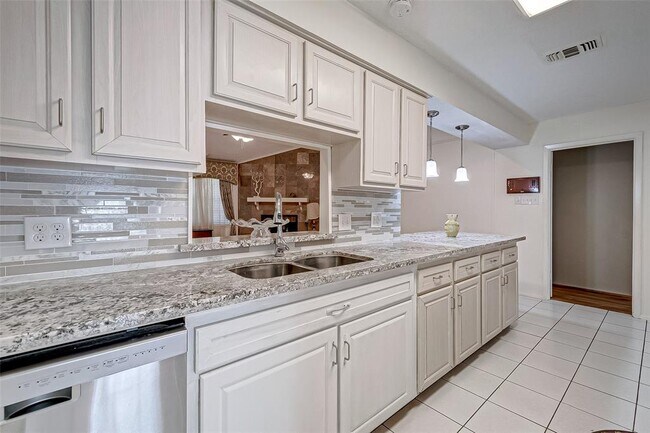 Building Photo - 11707 N Willow Cir