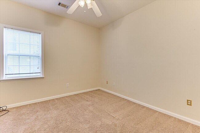 Building Photo - 2937 Hillcreek Dr