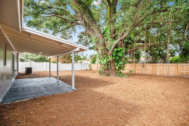 Building Photo - 2115 Messina Ave