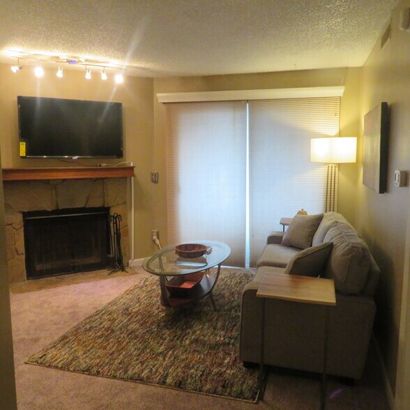 Building Photo - 9715 Independence Dr