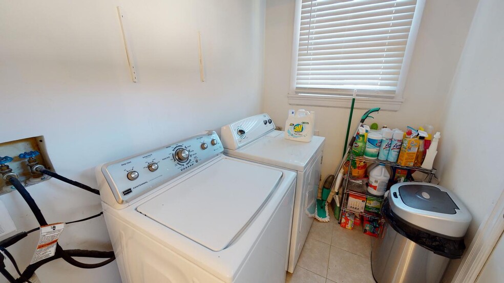 Building Photo - Beautifully updated East Arlington home by...