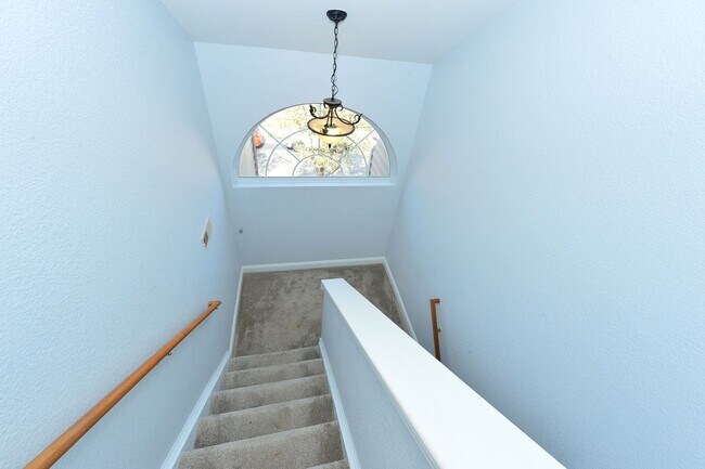 Building Photo - Beautiful Townhome/condo