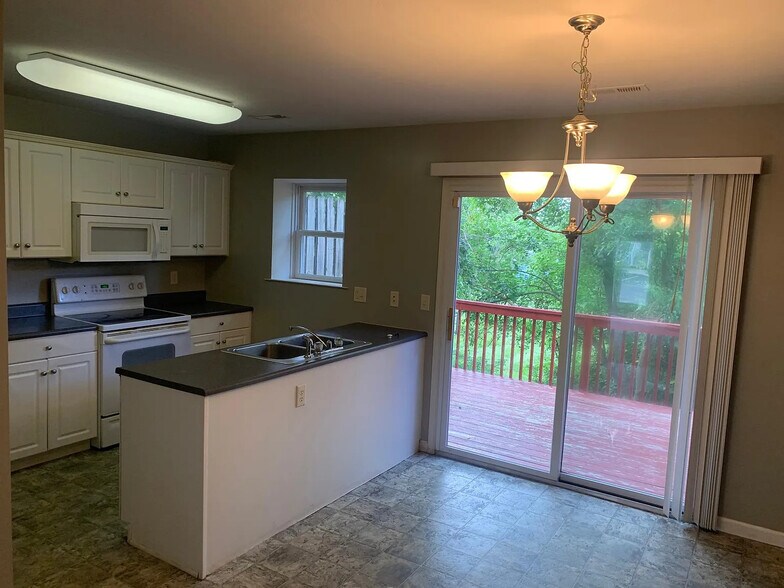 Building Photo - 751 Merlins Way