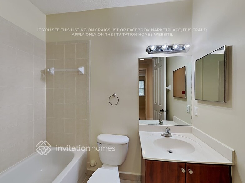 Building Photo - 518 NE 35th Ave