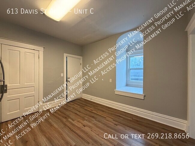 Building Photo - 613 Davis St