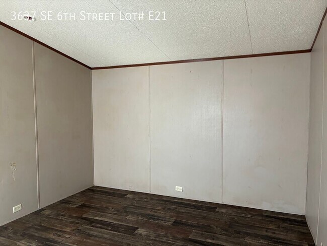 Building Photo - 3637 SE 6th St