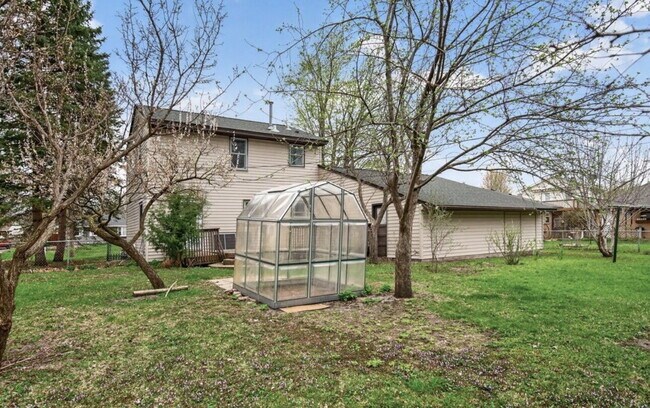 Building Photo - Charming 4-Bedroom Blaine Home with Hardwood Elegance & 2 Full Baths - 1,620 Sq Ft of Comfort!