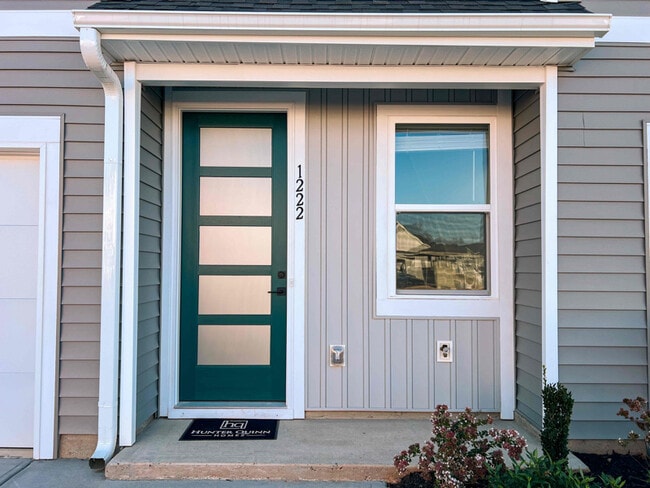 Building Photo - 1222 Westgate Vlg Dr