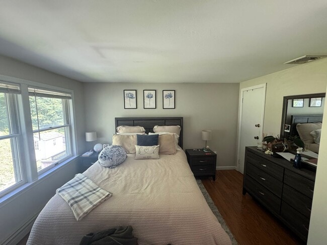 Building Photo - Spacious 3 bedroom 2.5 bathroom Duplex