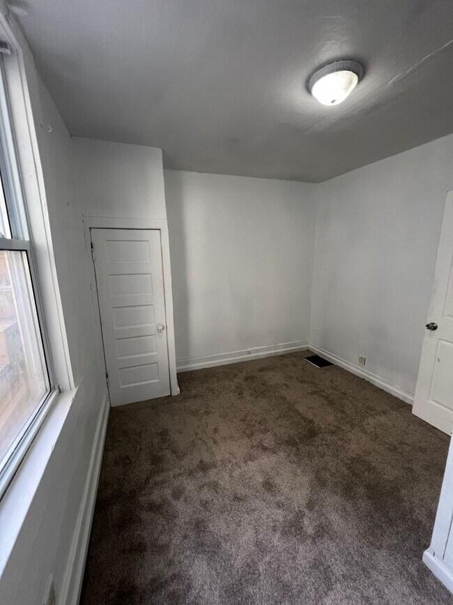 Building Photo - 3 Bedroom 1 Bathroom House (move in ready)