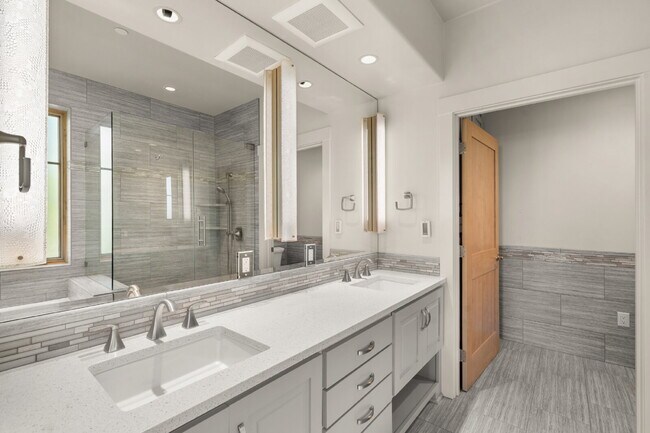 Building Photo - 175 Lithia Way