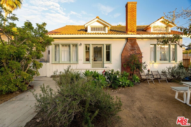 Building Photo - 818 Palms Blvd