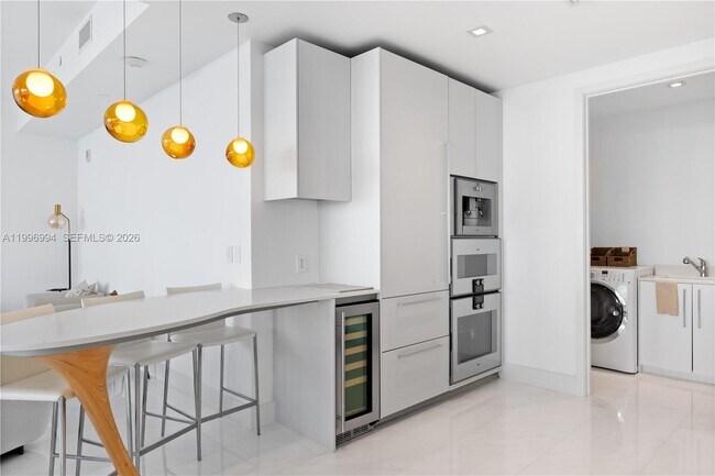 Building Photo - 16901 Collins Ave