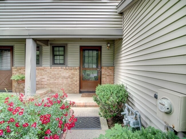 Building Photo - 402 Marten Rd