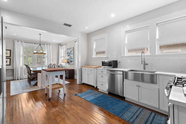 Building Photo - Adorable Avondale Home!