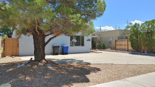 Building Photo - 808 Vassar Dr NE