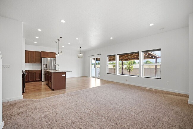Building Photo - Modern 2022 Kaysville Rambler with 3 Bedrooms