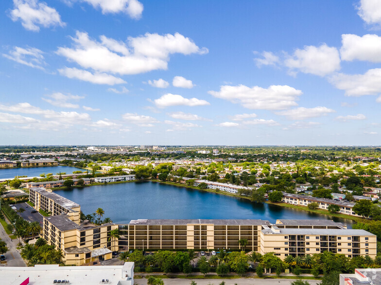 Primary Photo - Grand Court Lakes