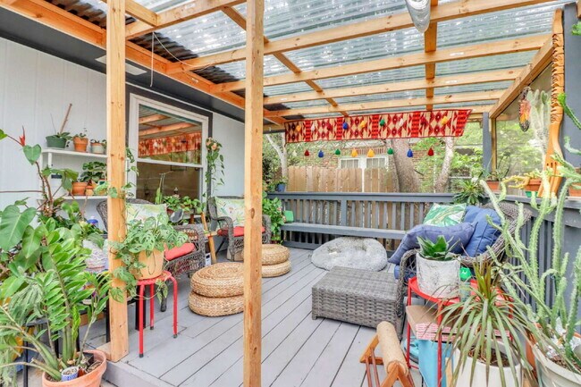 Building Photo - "Charming 3-Bed, 2-Bath Oasis on West Mistletoe Avenue – Spacious 1140 Sq Ft in San Antonio!"