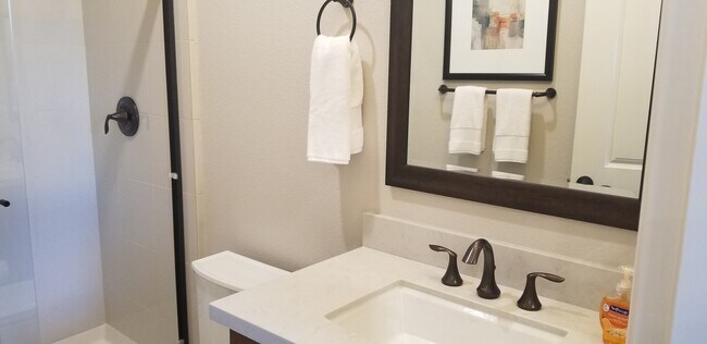 Building Photo - Beautiful end unit 4 bedroom condo in Dublin