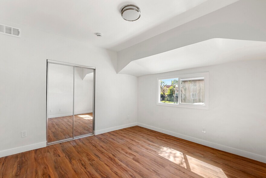 Building Photo - 1301 N Poinsettia Pl