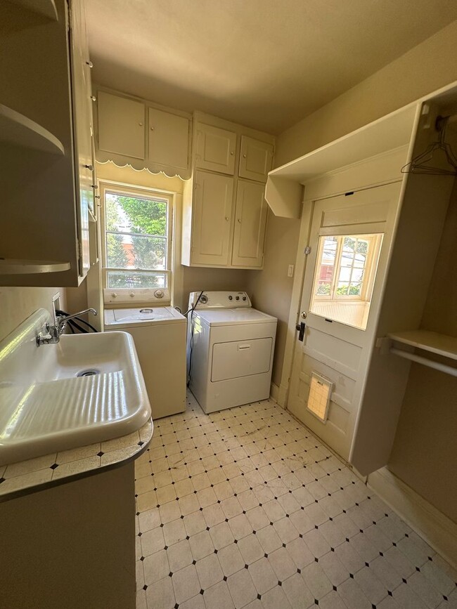 Building Photo - Amazing 3 bedroom home avail NOW