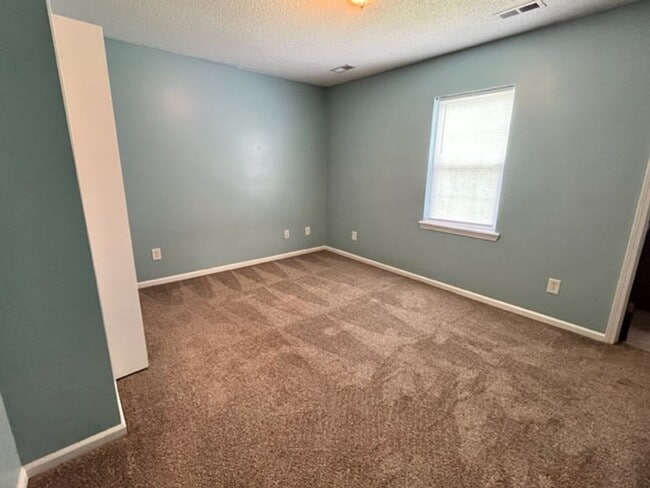 Building Photo - Three Bedroom in WILLOW RUN!