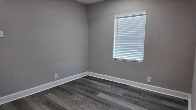 Building Photo - 917 Temple Dr